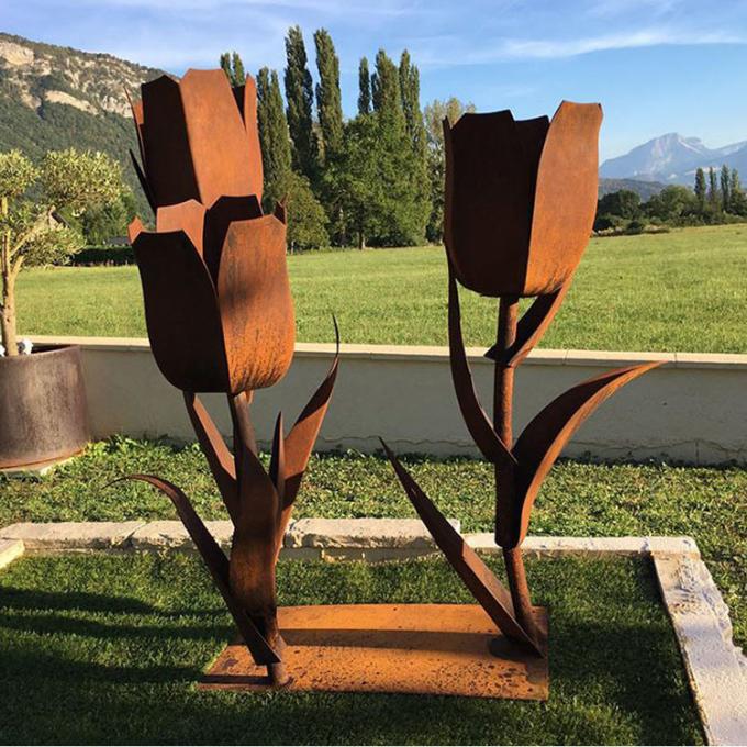 La flor formó la escultura de acero hermosa del jardín de Corten para el patio trasero al aire libre