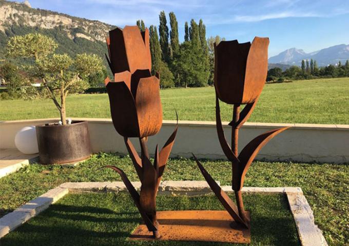 La flor formó la escultura de acero hermosa del jardín de Corten para el patio trasero al aire libre