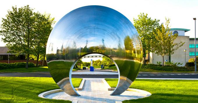 El espejo grande del jardín de la puerta de la luna pulió la escultura de acero inoxidable de la esfera