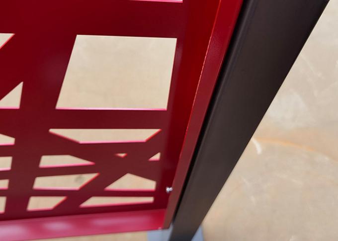 El jardín del metal adorna el laser GN-SP-166 que corta el panel de acero pintado rojo de la pantalla con el modelo geométrico